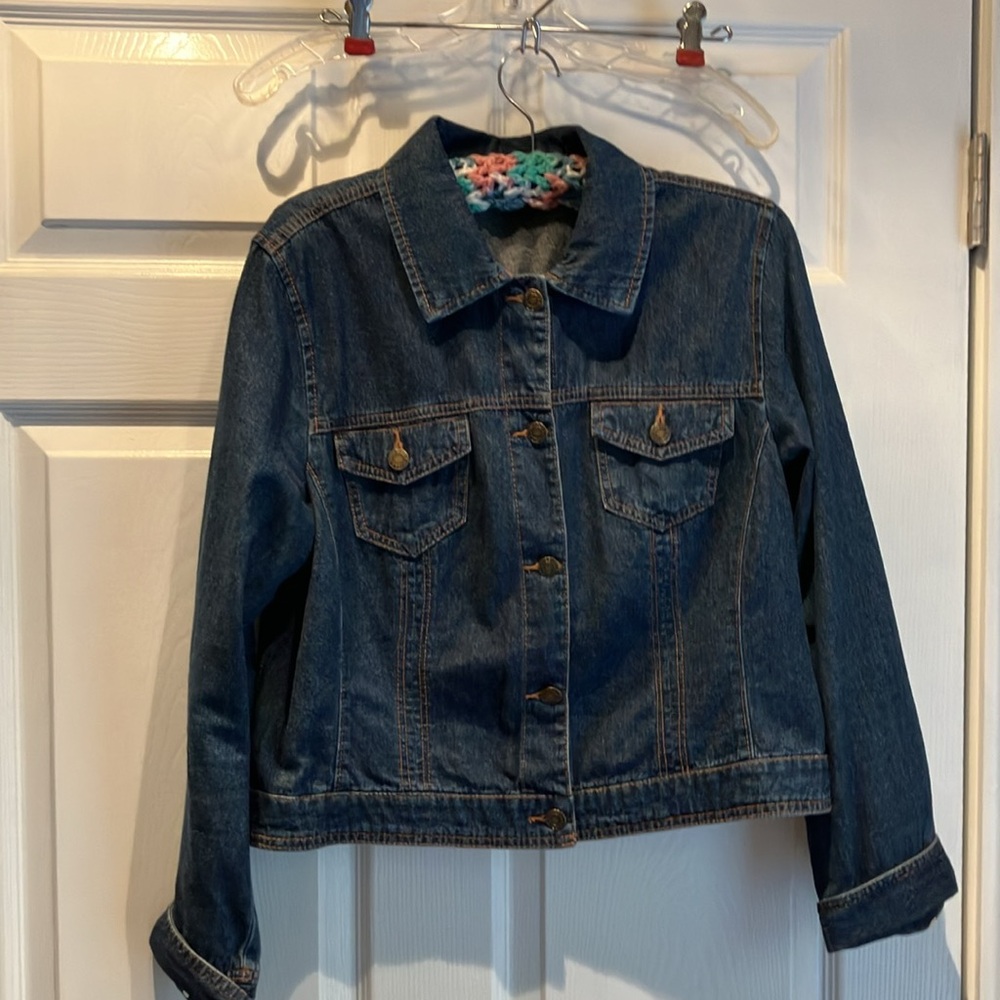 Faded glory cropped jean jacket size large. Dark wash. Perfect condition.